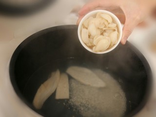 四味养阴粥,将百合提前浸泡1小时，放入锅中