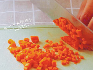 南瓜蔬菜浓汤 宝宝辅食，胡萝卜+奶粉+芦笋,胡萝卜去皮切小丁。宝宝还吃不了丁状胡萝卜的话，将胡萝卜与南瓜一起蒸熟压成泥。