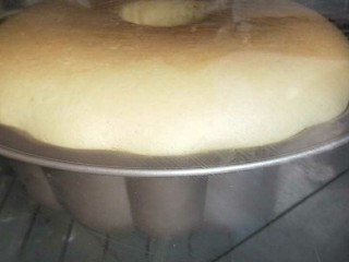 十寸南瓜模型戚风蛋糕,然后放入预热好的烤箱，150°，60分钟即可，温度依自家烤箱而定