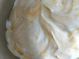 十寸南瓜模型戚风蛋糕,160°烤箱预热，取1/3打好的蛋白放到蛋黄中，以切拌方式拌均匀