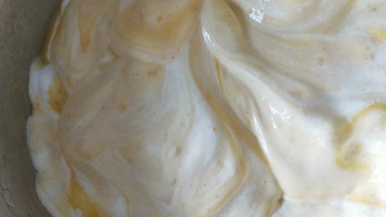 十寸南瓜模型戚风蛋糕,160°烤箱预热，取1/3打好的蛋白放到蛋黄中，以切拌方式拌均匀