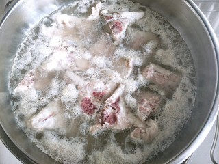 花样面条+排骨豆角焖面,冷水下锅，把排骨烫一下，去除血水