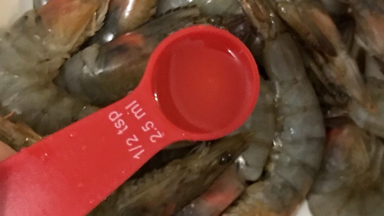 红烧虾,二十分种后加入1/2茶匙食用油拌匀。