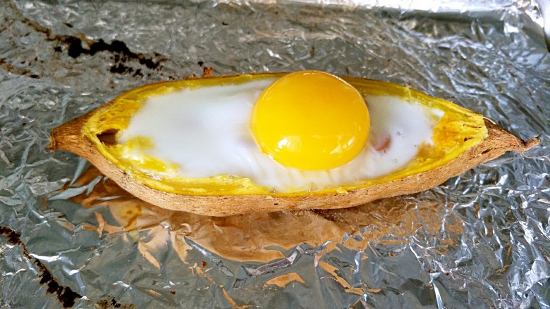 #家有烤箱#＋红薯鸡蛋船,把蛋黄轻轻的放在蛋白的中间位置