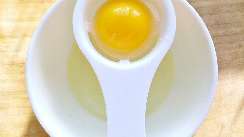 #家有烤箱#＋红薯鸡蛋船,鸡蛋一个，蛋清和蛋黄分离