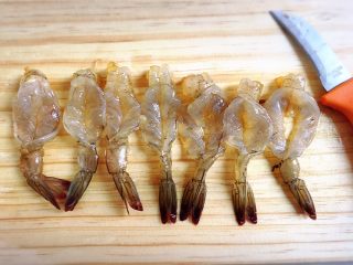 家有烤箱.蝴蝶虾,可以看出蝴蝶的形状，虾线要挑干净哦