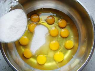 海绵蛋糕杯,盆里要无水无油，鸡蛋打入盆中，挤入柠檬汁，放入盐。倒入白砂糖。