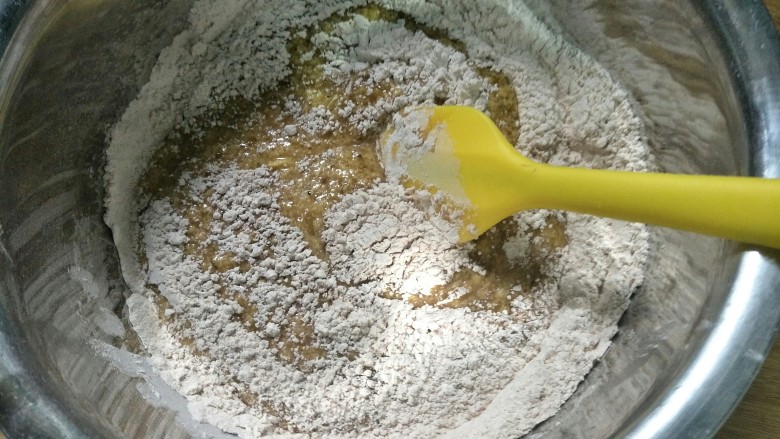 家有烤箱＃栗子香蕉磅蛋糕＃,把混合好的干性材料过筛倒入湿性材料里用硅胶刮刀翻拌均匀到无干粉状态即可