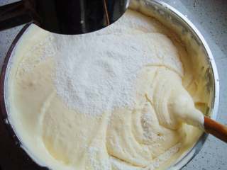 海绵蛋糕杯,然后再筛入剩下的面粉，继续翻拌。