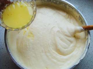 海绵蛋糕杯,玉米油与纯牛奶倒在一起，边翻拌边缓缓加入。