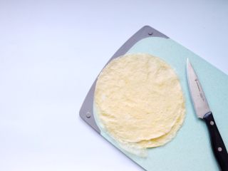 自制日式寿司,鸡蛋打散加0.5g盐搅和均匀，摊成两张蛋皮