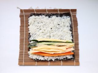 自制日式寿司,依次放上黄瓜条、胡萝卜、蛋卷皮