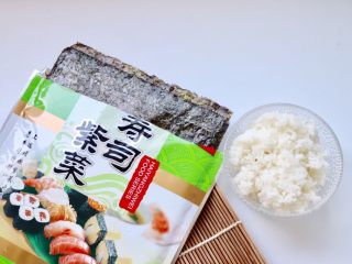 自制日式寿司,主食材准备：米饭、紫菜2张