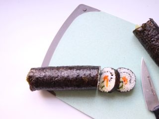 自制日式寿司,切1厘米至1.5厘米宽度即可
