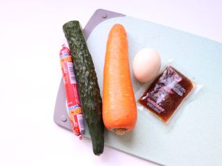 自制日式寿司,根据家人口味选择食材辅料：黄瓜、胡萝卜、鸡蛋、火腿肠，日式沙拉汁