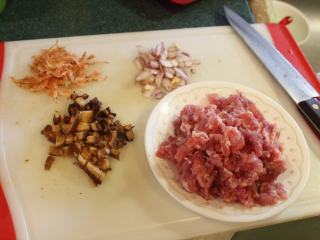 台南芋签粿,将红葱头、泡过水的香菇切碎备用。