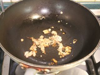台南芋签粿,炒锅热锅后，放油炒香红葱头。