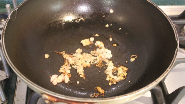 台南芋签粿,炒锅热锅后，放油炒香红葱头。