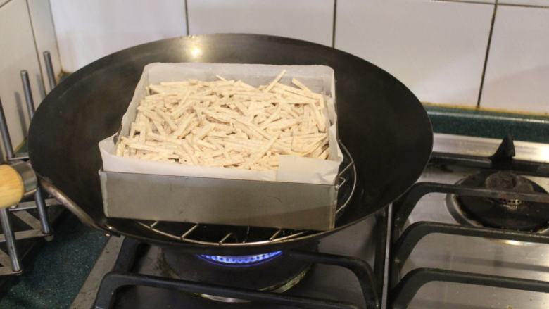 台南芋签粿,大火将蒸锅煮出蒸气，放入芋头。