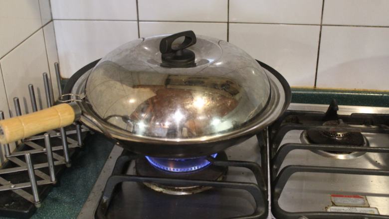 台南芋签粿,大火蒸约20分钟。
