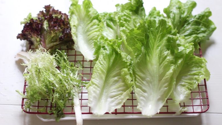 凯撒沙拉,生菜用流动的水洗干净，沥干水分，可以用厨房吸干表面水分。