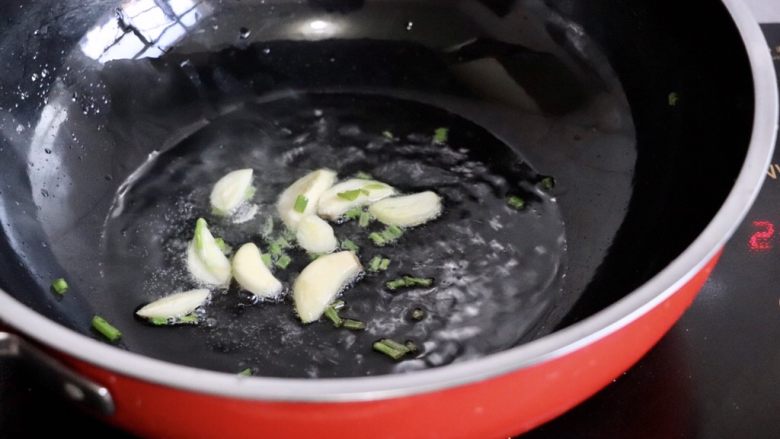 蚝油杏鲍菇,锅中放油烧热，葱花和蒜瓣爆香