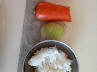 ＃剩米饭的百种做法之米饭蛋卷＃,米饭，胡萝卜，洋葱，腊肠