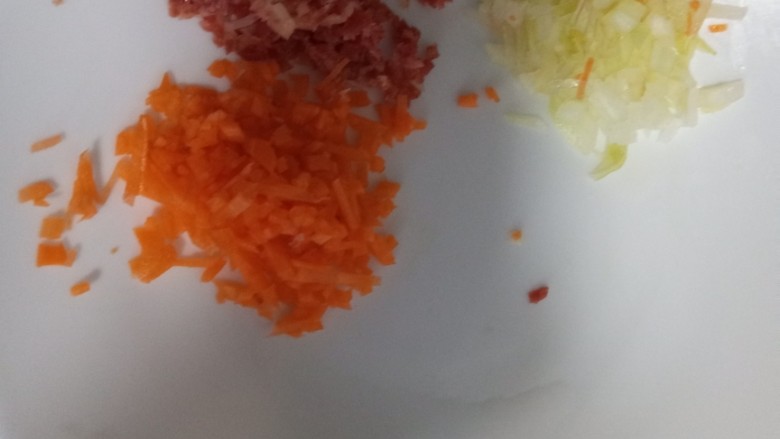＃剩米饭的百种做法之米饭蛋卷＃,洋葱胡萝卜腊肠切碎