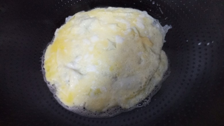 ＃剩米饭的百种做法之米饭蛋卷＃,平底锅摊成蛋饼