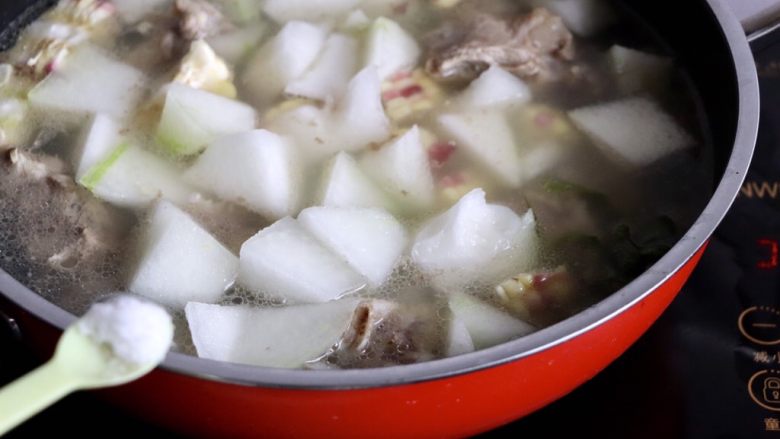 筒骨玉米冬瓜汤,加2g盐调味继续焖煮15分钟左右