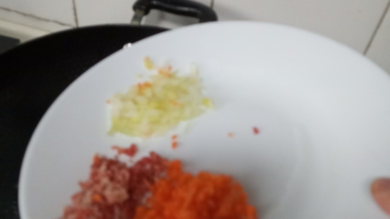 ＃剩米饭的百种做法之米饭蛋卷＃,洋葱胡萝卜腊肠下锅煸炒