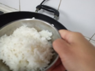 ＃剩米饭的百种做法之米饭蛋卷＃,加入米饭翻炒均匀，加盐调味