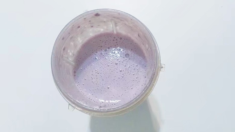 紫薯椰蓉小方,再将剩余的牛奶220克和蒸好的紫薯混合，放入料理杯中打成细腻的紫薯糊；
