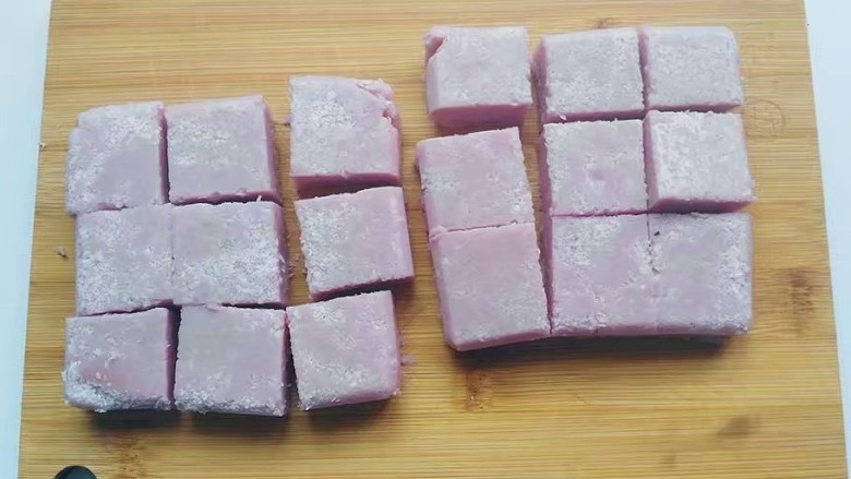 紫薯椰蓉小方,取出后用餐刀在容器四周刮一圈，很容易脱模，然后随意切成自己喜欢的小方块；
