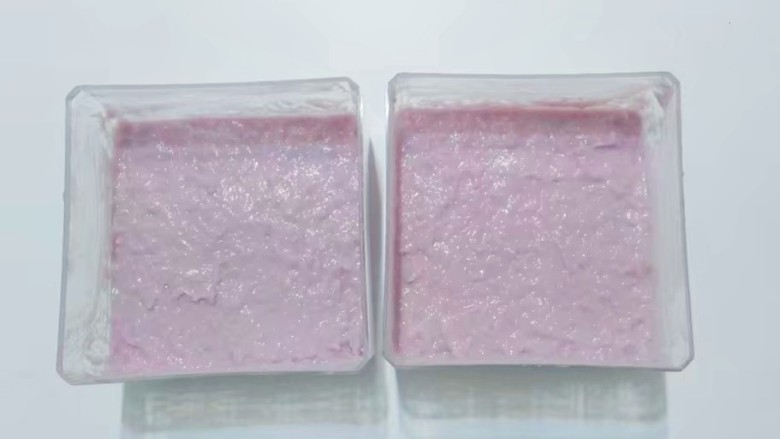 紫薯椰蓉小方,取合适的容器，先在底部洒一层<a style='color:red;display:inline-block;' href='/shicai/ 630'>椰蓉</a>，然后趁热把煮好的紫薯糊倒入容器中抹平表面。 待容器凉透后放入冰箱，冷藏2小时以上即可取出；
