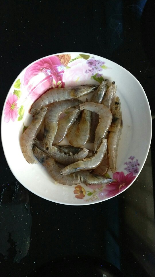 鲜虾白米粥潮汕砂锅粥,泡米的过程中处理虾。剪掉虾爪个虾须，并在虾背后开一刀。