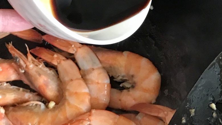 红烧虾,沿着锅边淋入调料，翻炒均匀。