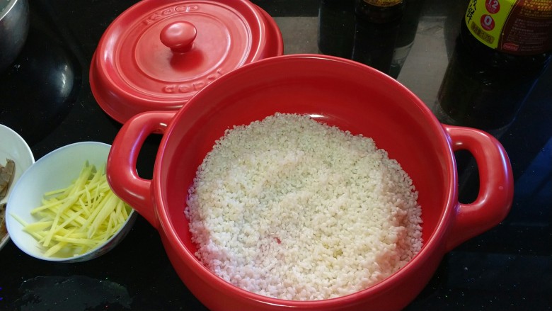 鲜虾白米粥潮汕砂锅粥,将淘好的米放在砂锅中，倒入少许花生油，搅拌均匀。