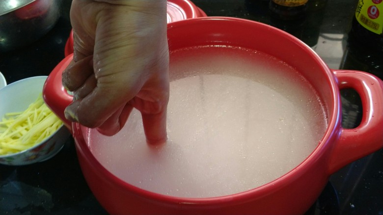 鲜虾白米粥潮汕砂锅粥,在米锅中倒入水，水要没过食指的第二个关节。