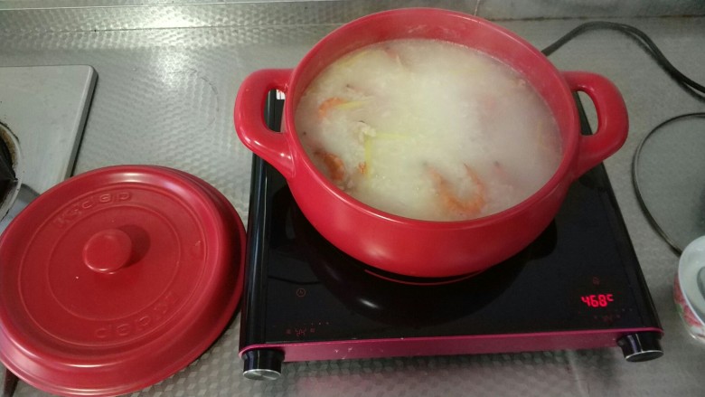 鲜虾白米粥潮汕砂锅粥,开锅后20分钟左右，米已经基本煮好，可以在锅中加入虾。此时转成小火，继续烹煮大概15分钟。