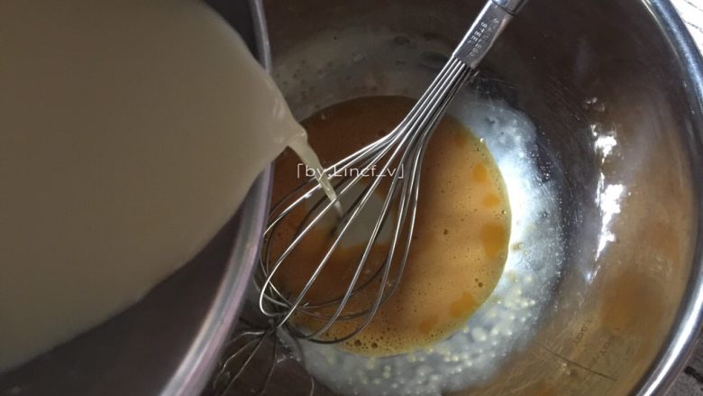 法式焦糖布丁,然后慢慢加入蛋黄液中，一边加一边搅拌