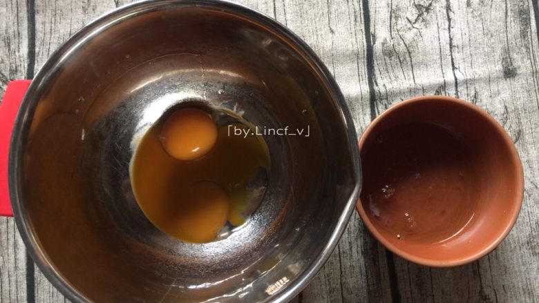 法式焦糖布丁,首先烤箱提前预热，将鸡蛋的蛋黄蛋清分离，只取蛋黄