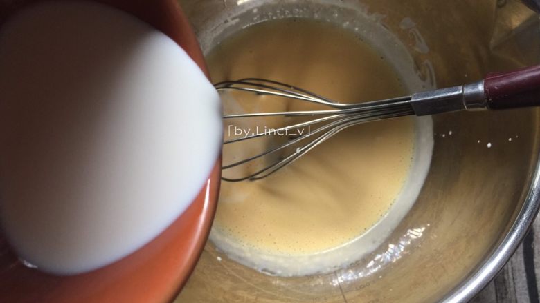 法式焦糖布丁,接着加入纯牛奶搅拌均匀