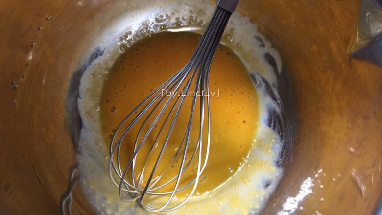法式焦糖布丁,将蛋黄搅打均匀待用
