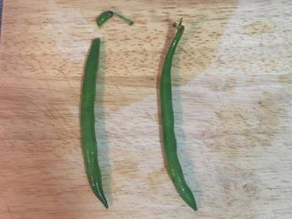 乾煸四季豆,四季豆摘去头部后洗淨，如使用浅绿色四季豆，则需摘头尾。