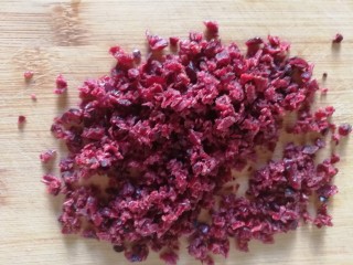 家有烤箱+蔓越莓奶香小酥,把蔓越莓干切的碎一些。