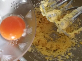 家有烤箱+蔓越莓奶香小酥,蛋黄一个一个地放入打匀。