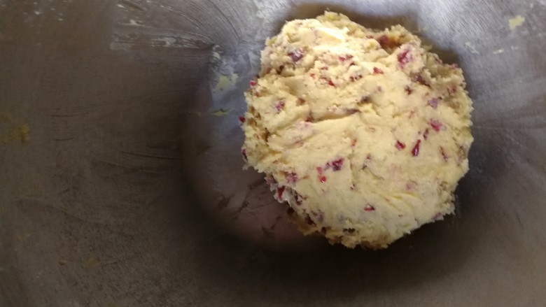 家有烤箱+蔓越莓奶香小酥,然后用手揉成团。