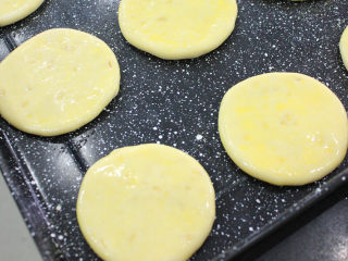 老婆饼真的没有老婆吗？,刷上黃蛋液在表面，用小刀划上两到三刀，放上芝麻。