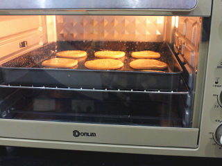 老婆饼真的没有老婆吗？,放入东菱烤箱烘烤，下管170度，上管160度，时间23-25分钟。